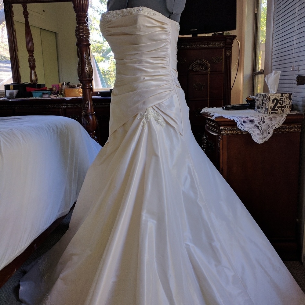 NEW WITH TAGS. Maggie Sottero wedding dress